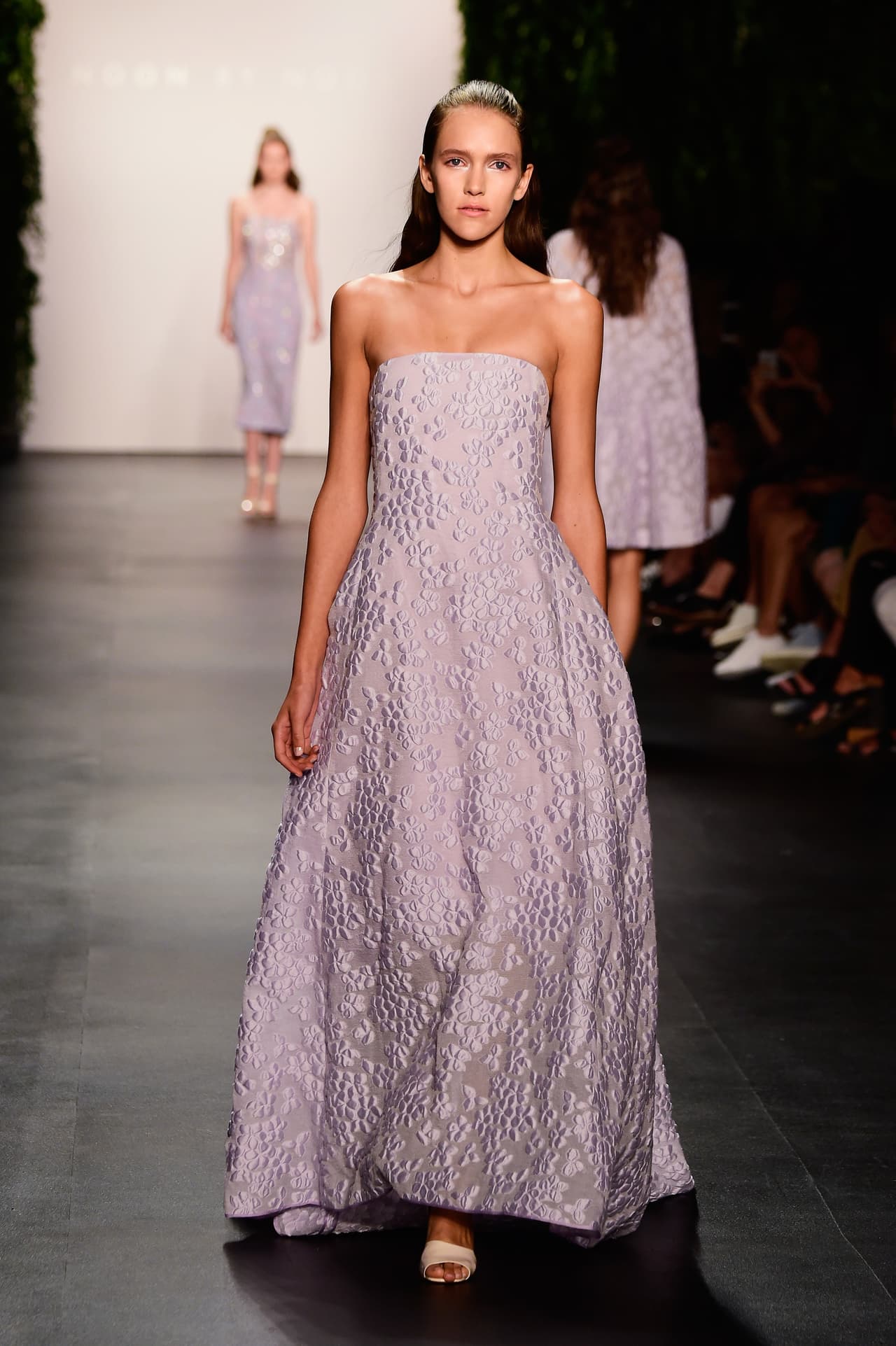 Noon By Noor nos muestra una vez más que el estampado floral se quedará por mucho tiempo. Los bordados en esta tendencia fueron protagonistas, combinándolos también en algunas ocasiones con las transparencias.