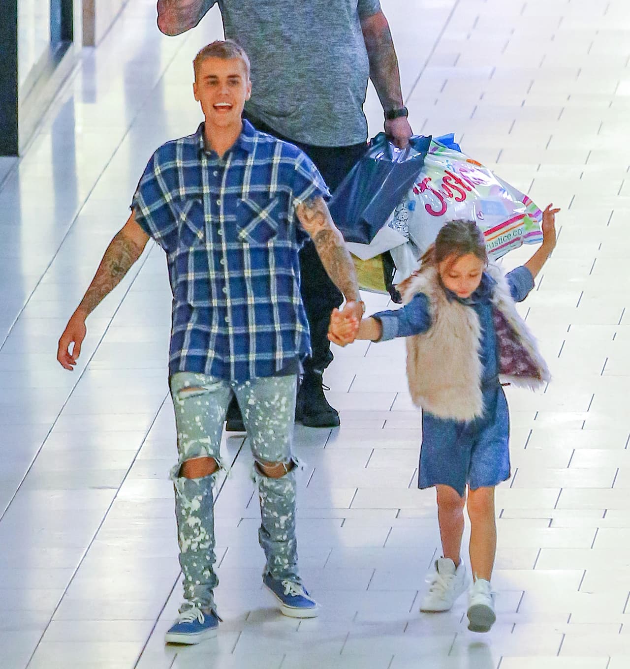 Y ella sabe que con él está completamente protegida.