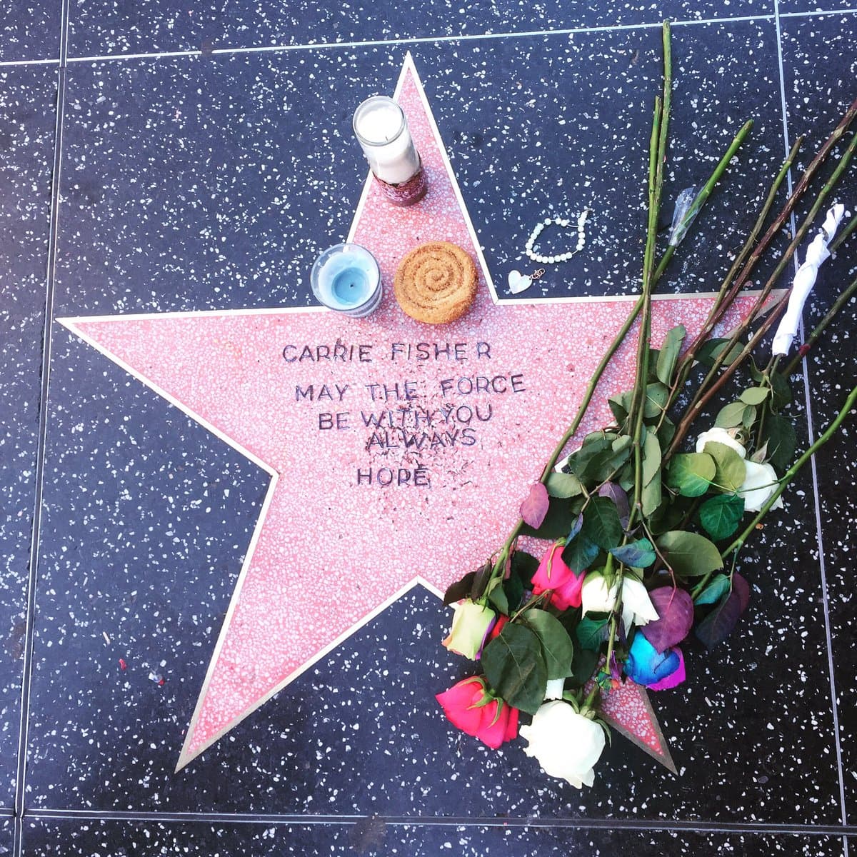 Despiden a la princesa Leia de Star Wars con una estrella improvisada en el Paseo de la Fama de Hollywood