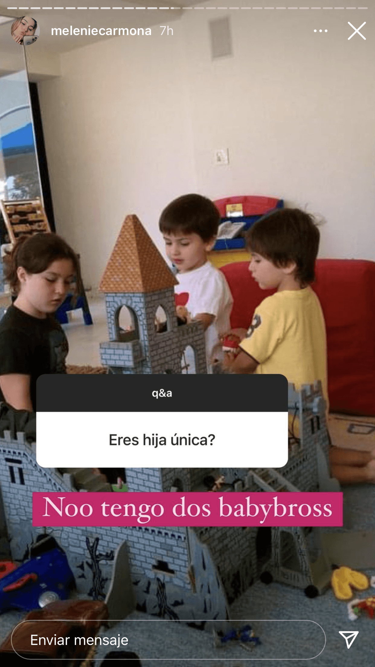 Cuando Alicia Villarreal se casó con él, Melenie tuvo la oportunidad de ver crecer a su familia. Con el matrimonio de su madre, llegaron sus dos medios hermanos: Cruz Ángelo (15 años) y Félix Estefano (14), con quienes tiene una estrecha relación. 
<br>