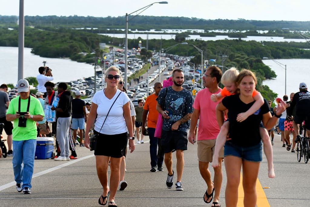El programa Artemis y el impulso de la NASA por regresar a la luna han despertado 
<b>una gran expectación popular,</b> como pudo verse en Florida 
<a href="https://www.univision.com/noticias/edicion-digital/una-fuga-de-combustible-obliga-a-posponer-el-lanzamiento-de-la-mision-artemis-1-con-destino-a-la-luna-video">en el primer intento de lanzamiento fallido</a> del lunes 29 de agosto. Se espera que Artemis II ponga de nuevo a estadounidenses sobre la luna en un viaje similar a este 
<b>en 2024.</b>