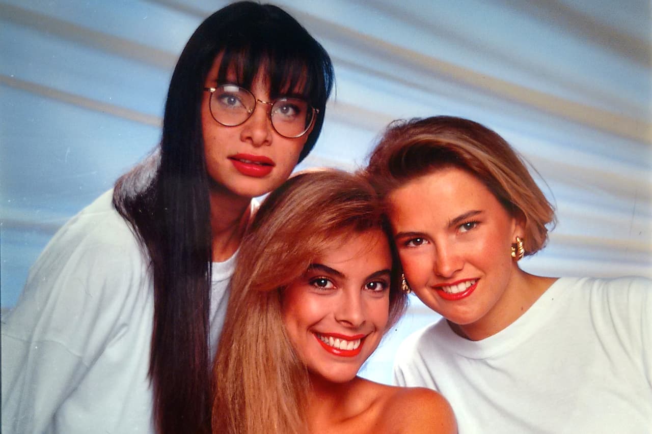 Tres chicas muy distintas se robaron el corazón de todos en los noventa. Se trata del grupo Flans que se originó en 1985 y se desintegró en 1990, teniendo después varias reintegraciones.