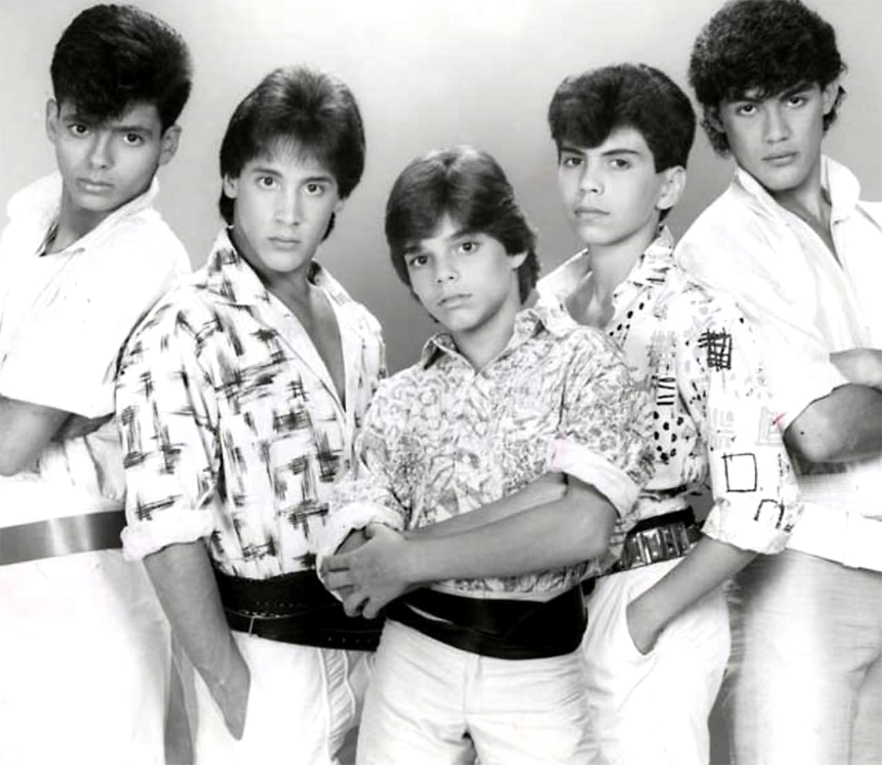 En 1977 se creó en Puerto Rico una de las 'boy bands' más reconocidas en el mercado latino, se trata de Menudo, que sufrió varios cambios en su agrupación a lo largo de los años. Xavier, Miguel, Johnny, Ricky Martin, Robi Draco son solo algunos de los nombres que esta agrupación hizo populares.