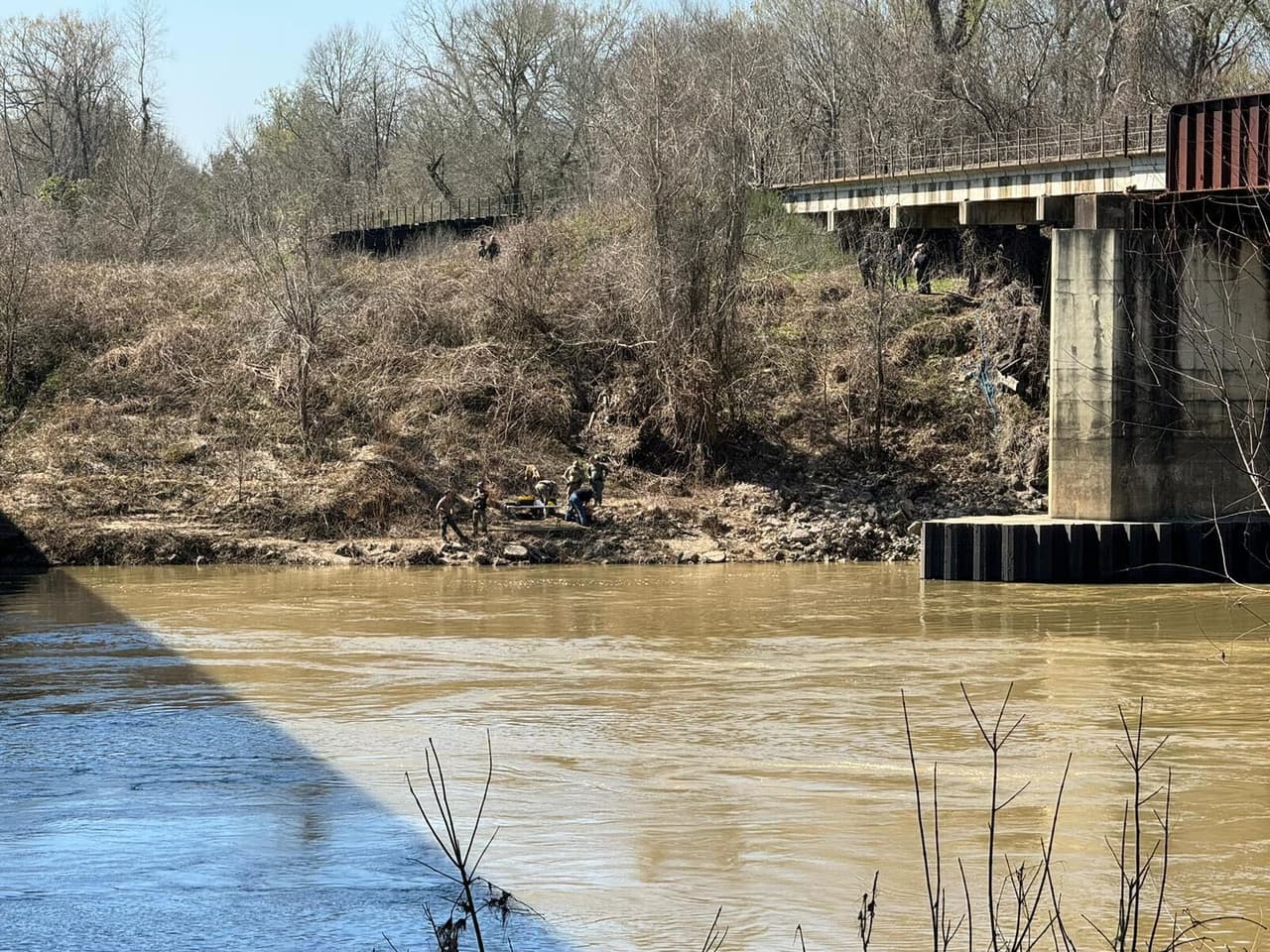 “No puedo decir qué agencia descubrió su cuerpo”, dice el Alguacil Lyons, “Pero si puedo decir que debido a que hablamos con las autoridades que controlan el río y de los niveles del agua para que pudieran disminuir los niveles del agua y precisamente pudimos encontrar el cuerpo”, dijo en conferencia el alguacil del Condado Polk.