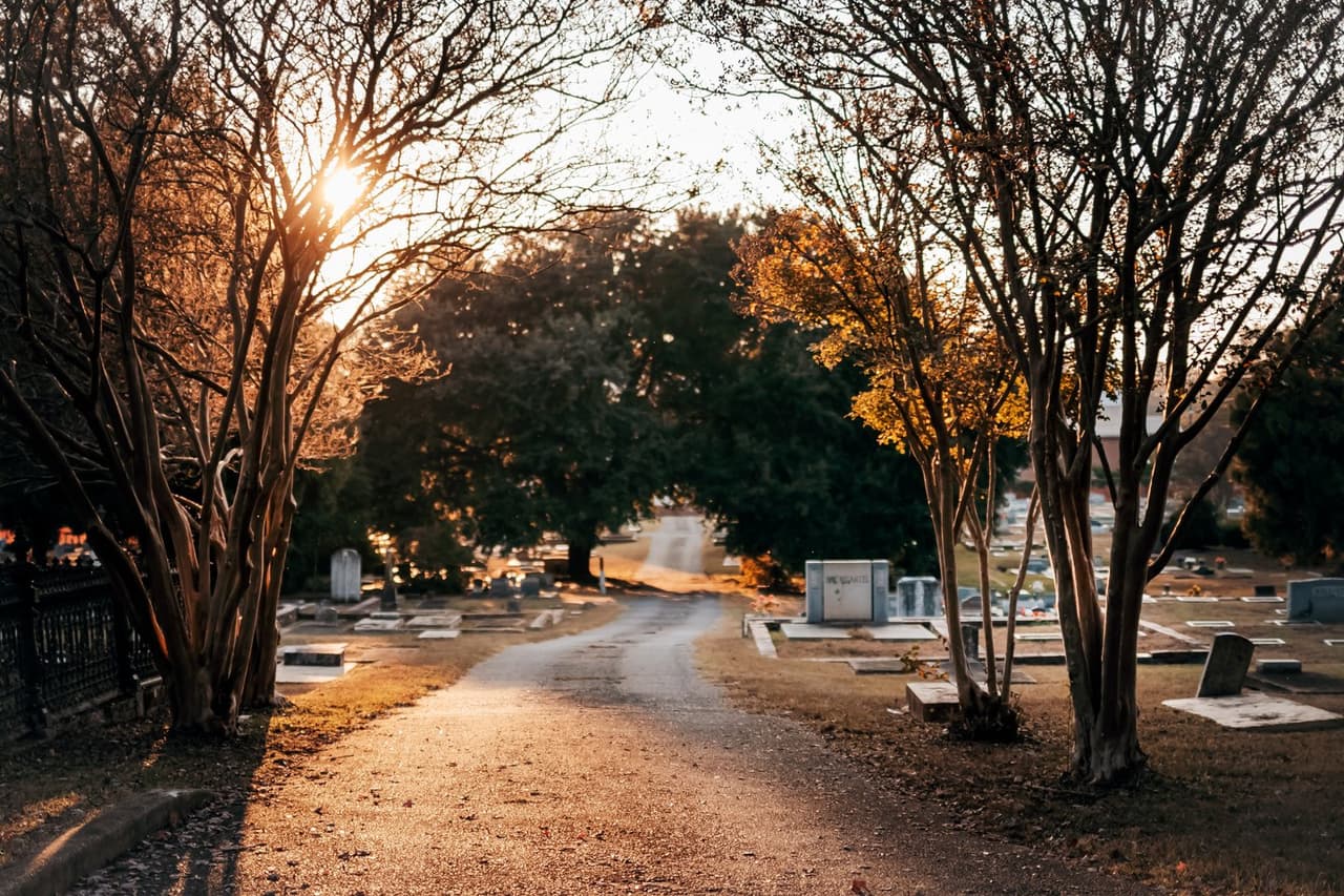 <b>Milledgeville</b>
<br>
<b>Sitio web</b>: 
<a href="https://www.visitmilledgeville.org/">https://www.visitmilledgeville.org/</a> 
<br>
<b><a href="https://maps.app.goo.gl/BYH3hWitQfcy69Vp7">Cómo llegar</a> </b>
<br>
<br>Milledgeville, la antigua capital de Georgia, tiene una larga historia que incluye soldados de la Guerra Civil y víctimas de la fiebre tifoidea. Entre las historias se encuentran las del hombre más malo de Milledgeville, un hogar perseguido por una banshee, asesinatos y más. Escuche estos relatos en tours locales o explora los lugares espeluznantes del distrito histórico a tu propio ritmo 
<b><a href="https://www.visitmilledgeville.org/things-to-do/history-heritage/haunted-milledgeville/milledgeville-self-guided-ghost-tour/">en el recorrido histórico autoguiado de fantasmas</a></b>.