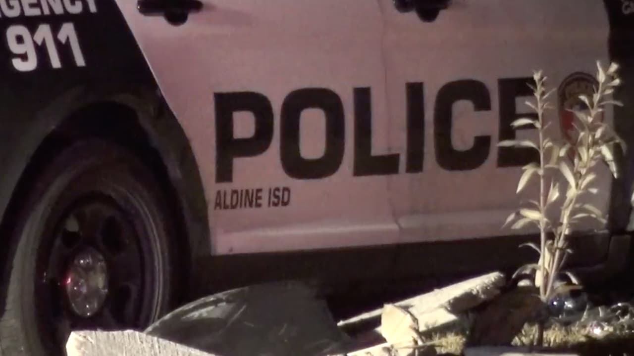 El vehículo se detuvo junto a la patrulla del oficial y el sospechoso embistió intencionalmente a la unidad policial.