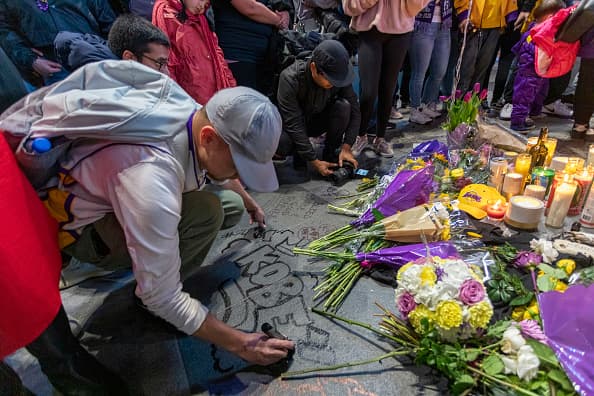 “
<a href="https://www.univision.com/local/los-angeles-kmex/era-mi-heroe-mi-idolo-asi-recuerdan-los-fanaticos-de-los-la-lakers-a-kobe-bryant-video">Las leyendas nunca se mueren</a>” , era "mi héroe, mi ídolo", “no merecía morir así”, fueron las reacciones de algunos fanáticos que hablaron Univision Los Ángeles
<br>