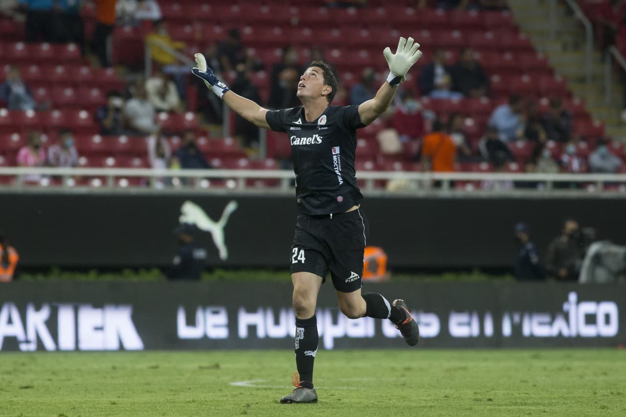 Andrés Sánchez, arquero de San Luis, evitó la caída de su arco a la media hora de juego, cuando Flores disparó de zurda para obligar a Sánchez a 'volar' y tapar.