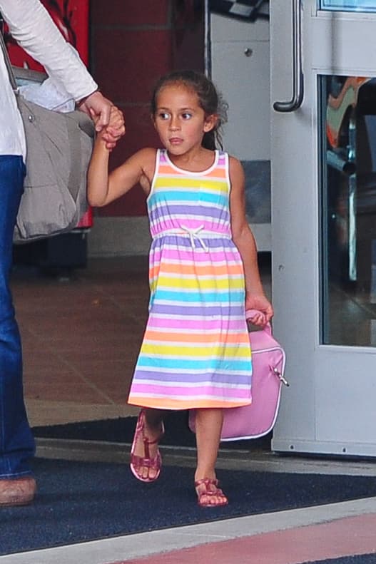 O un colorido outfit conformado por sandalias y vestido fresco para un día en la playa.