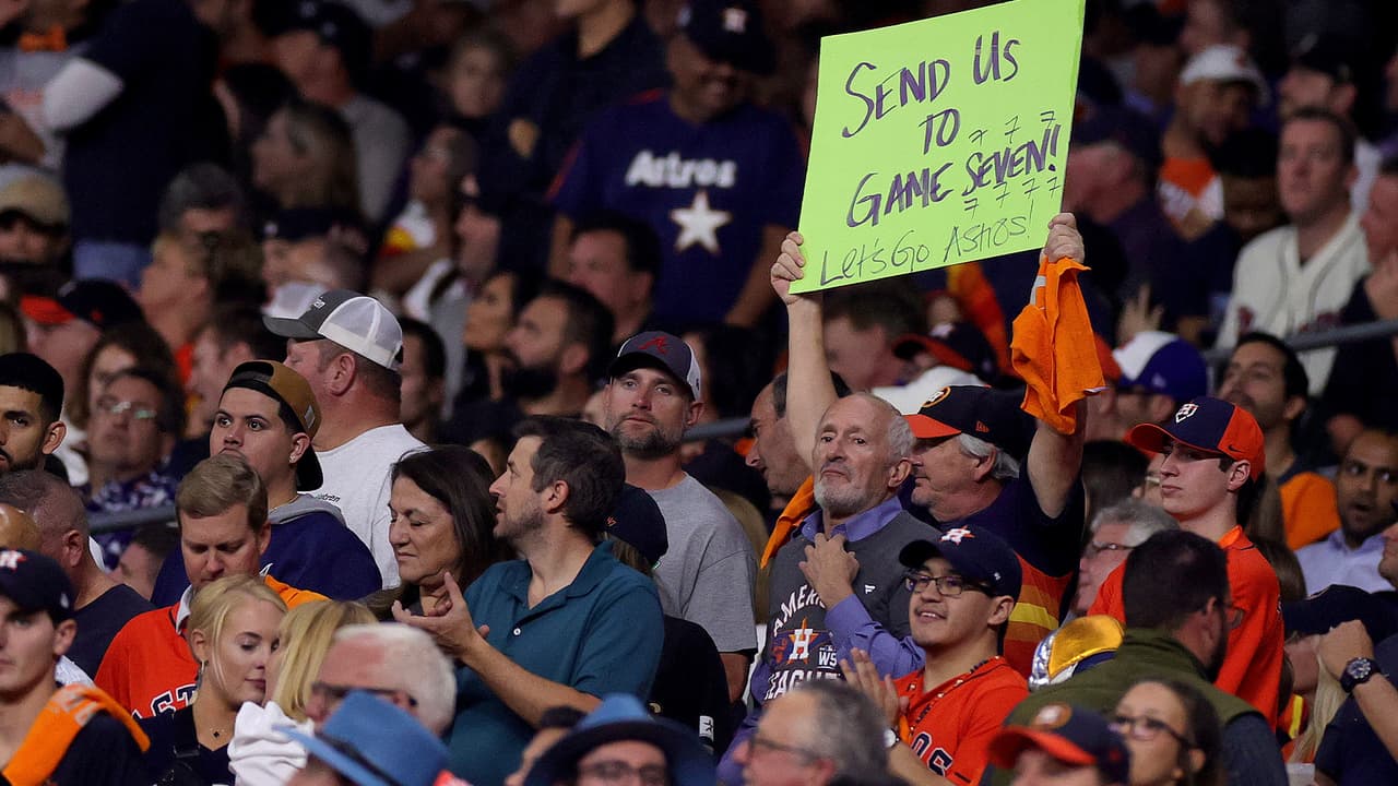 "Envíanos al juego siete", decía la pancarta de este aficionado que como millones esperaban una victoria de Astros.