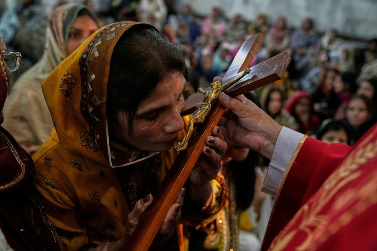 Una mujer cristiana besa un crucifijo durante un servicio de Semana Santa en la iglesia San Antonio en Lahore, Pakistán, el Viernes Santo, 18 de abril de 2025.