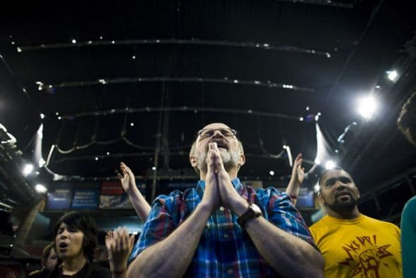 8. Más momentos bíblicos de Rick Perry: “Señor, tú eres la fuente de todo bien, tú eres nuestra única esperanza y nos encontramos hoy frente a ti por miedo ante tu poder y en agradecimiento por tus bendiciones, humildad y pecados. Padre, nuestro corazón se parte por los Estados Unidos. Vemos discordia en casa, miedo en el mercado, furia en los pasillos del gobierno, y como nación hemos olvidado quién nos hizo, quién nos protege, quién nos bendice por esto te pedimos tu perdón”.