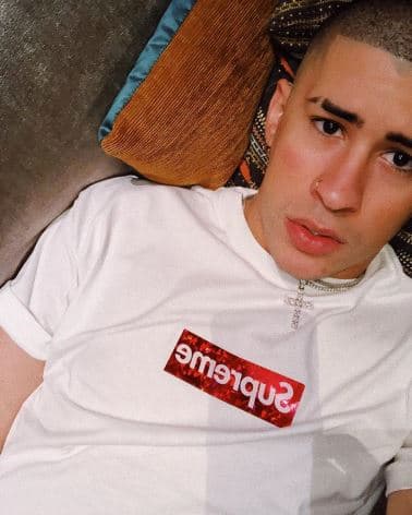 Sin embargo, el puertorriqueño también aprovechó la ocasión para enviarle un mensaje a las nuevas generaciones: "A todos los niños y jóvenes de Puerto Rico y el mundo entero, les digo que nunca abandonen la escuela, que no hay nada más cabrón que aprender y tener conocimientos que no tenías ayer, que no importa qué quieras en la vida, hay que estudiar [...]". En su mensaje, el cantante también aseguró que, de no estudiar, él no habría llegado hasta donde está.