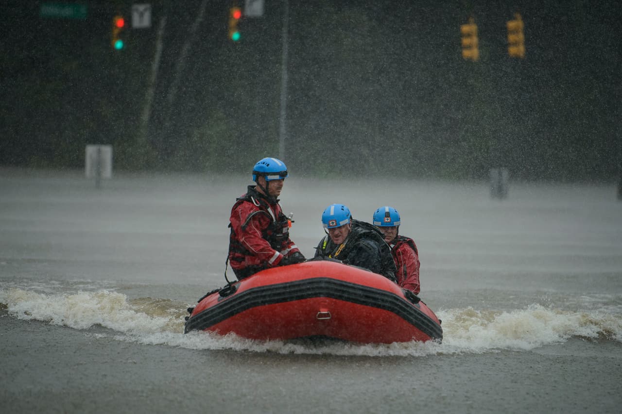 Un equipo de rescate se mueve en un bote sobre las calles inundadas de Fayetteville, Carolina del Norte. 8 de Octubre.