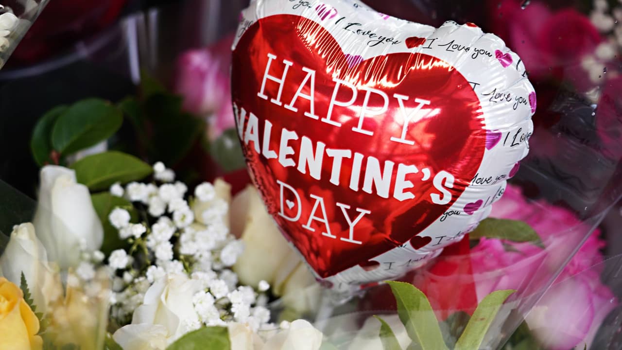 A pesar del frío, los vendedores salen a ganarse la vida en este Día de San Valentín en Los Ángeles