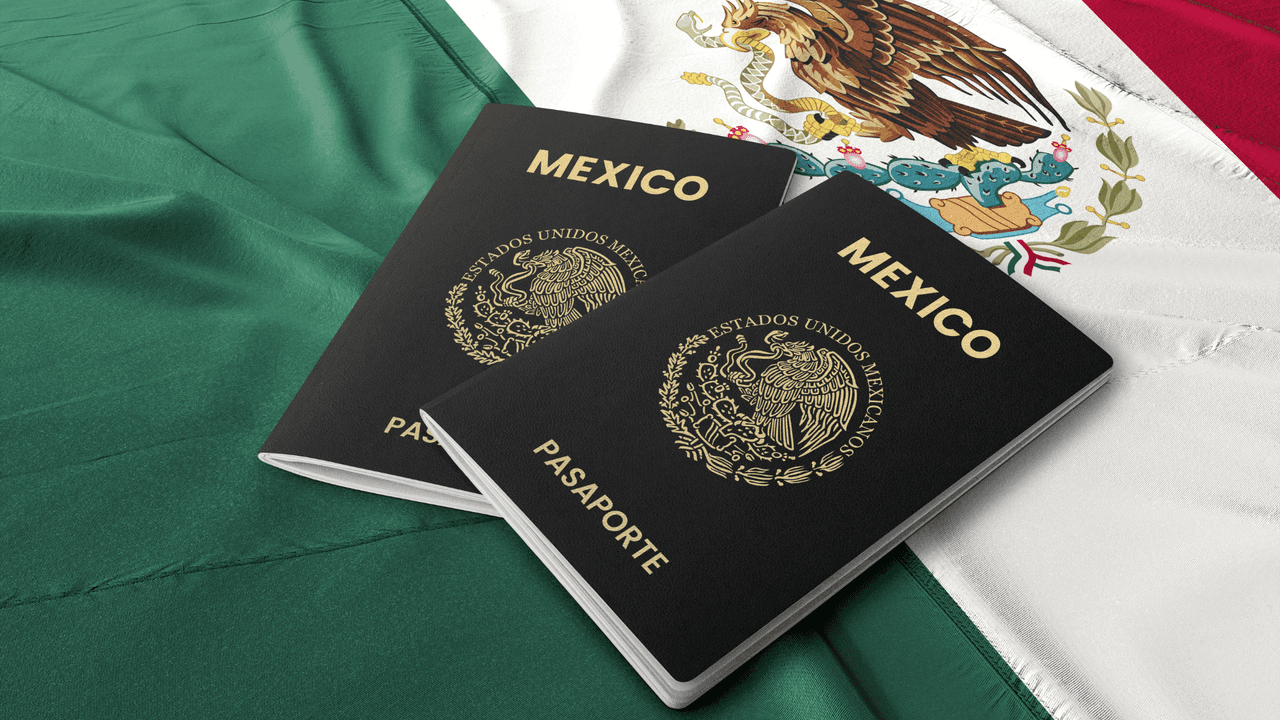 <h2 class="cms-H2-H2">Pasaporte por primera vez para mayores de edad</h2>
<br>1. Tienes que ir al consulado que te corresponde con una cita. Puedes marcar al teléfono 
<b>1-(424)-309-0009</b> para agendar tu cita o enviando un mensaje de WhatsApp. También puedes agendar una cita en esta página: 
<a href="https://www.citas.sre.gob.mx">https://www.citas.sre.gob.mx</a>.