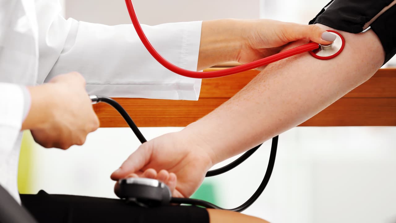Presión arterial: los riesgos de tenerla alta, cómo regularla cuando está baja y por qué la sal es su enemiga