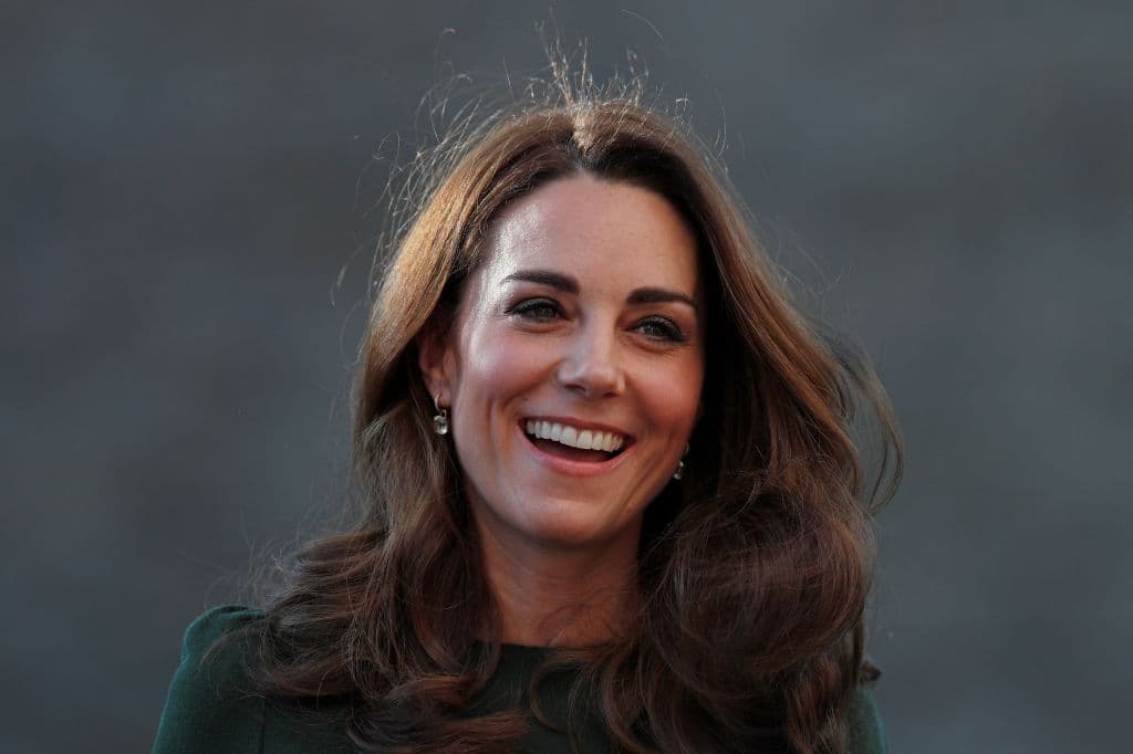 La duquesa de Cambridge tiene muchas probabilidades de llegar a ser reina. Kate, de 39 años, y William celebrarán la próxima semana 10 años de matrimonio, período durante el cual han tenido a los príncipes George, de 7 años;
<b><a href="https://www.univision.com/famosos/la-princesa-charlotte-cumple-5-anos-pareciendose-cada-vez-mas-a-la-reina-isabel-y-a-otro-de-sus-parientes-fotos">Charlotte, de 5</a></b>; y Louis, de 2.