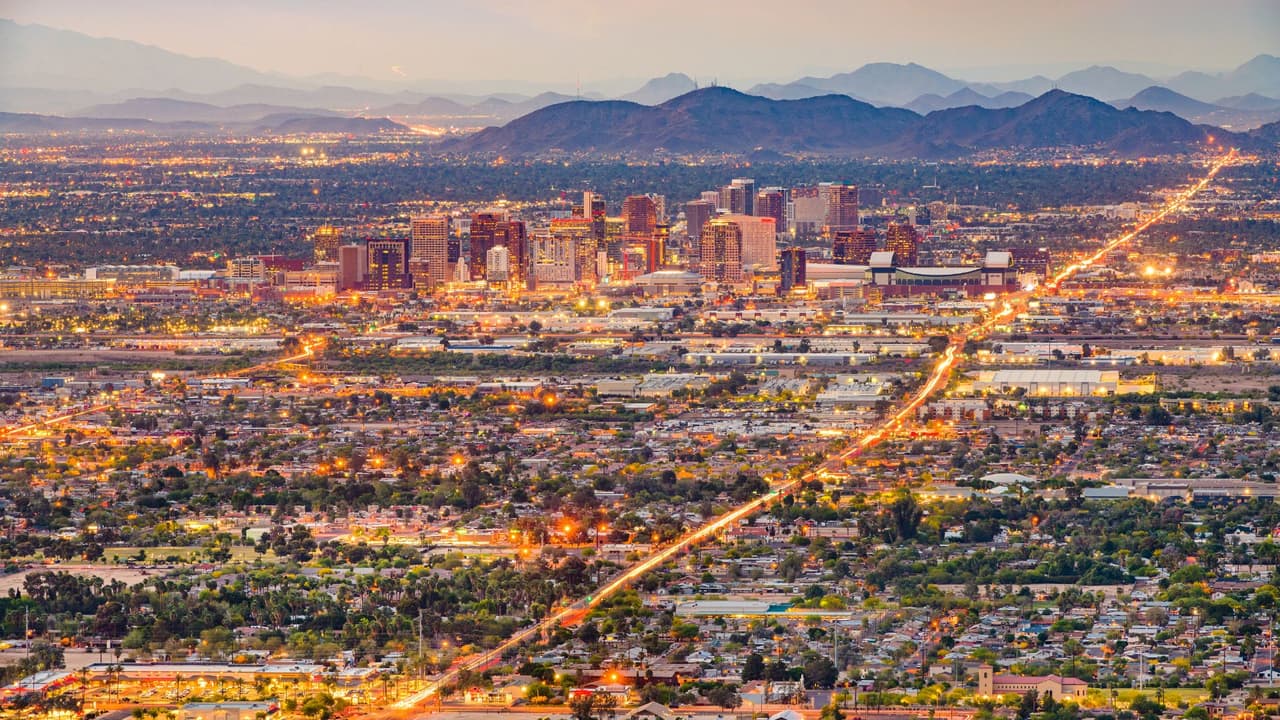 <h3 class="cms-H3-H3">10 Phoenix</h3>
<br>Las emisiones de los autos son la principal causa de la contaminación del aire en la zona de Phoenix. Los meses de verano tienen elevados niveles de ozono, mientras que las inversiones térmicas en invierno atrapan el aire más frío y sucio e impiden que se disipe.