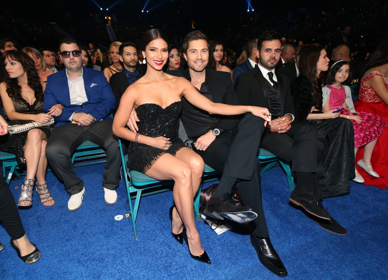 Ellos hacen una gran pareja, ya que los dos tienen mucho en común, por ejemplo los dos son guapísimos.