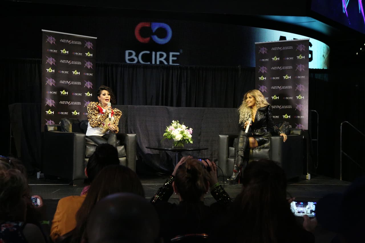 Alejandra Guzmán y Gloria Trevi respondieron a las preguntas de los medios que se dieron cita en la ciudad angelina para platicar acerca de su gira 'Versus'.