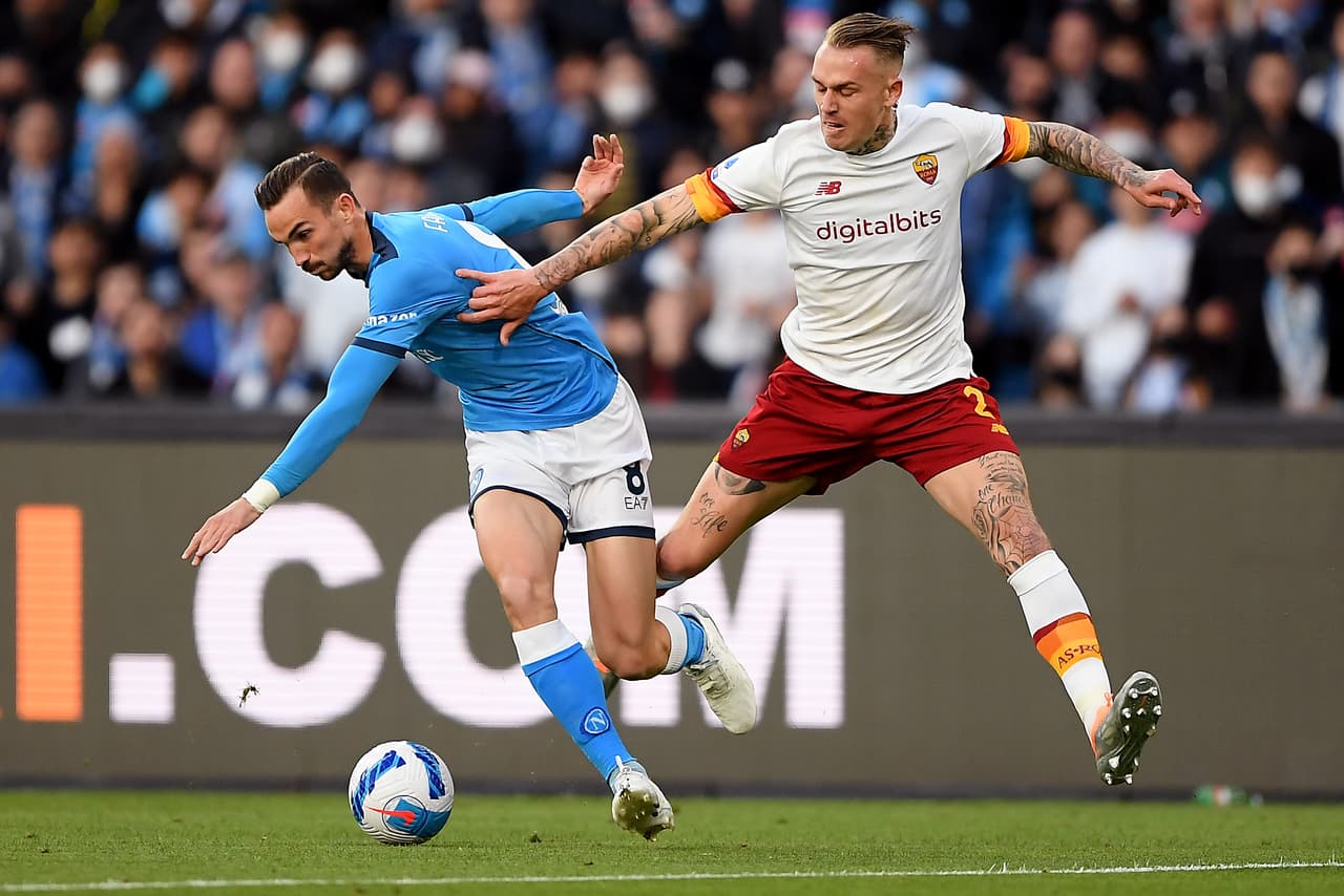 Hirving Lozano provocó el penal con el que Napoli iba a ganar sobre AS Roma, pero un gol en el tiempo de compensación le dio el empate a los de Jose Mourinho en el Estadio Diego Armando Maradona.
