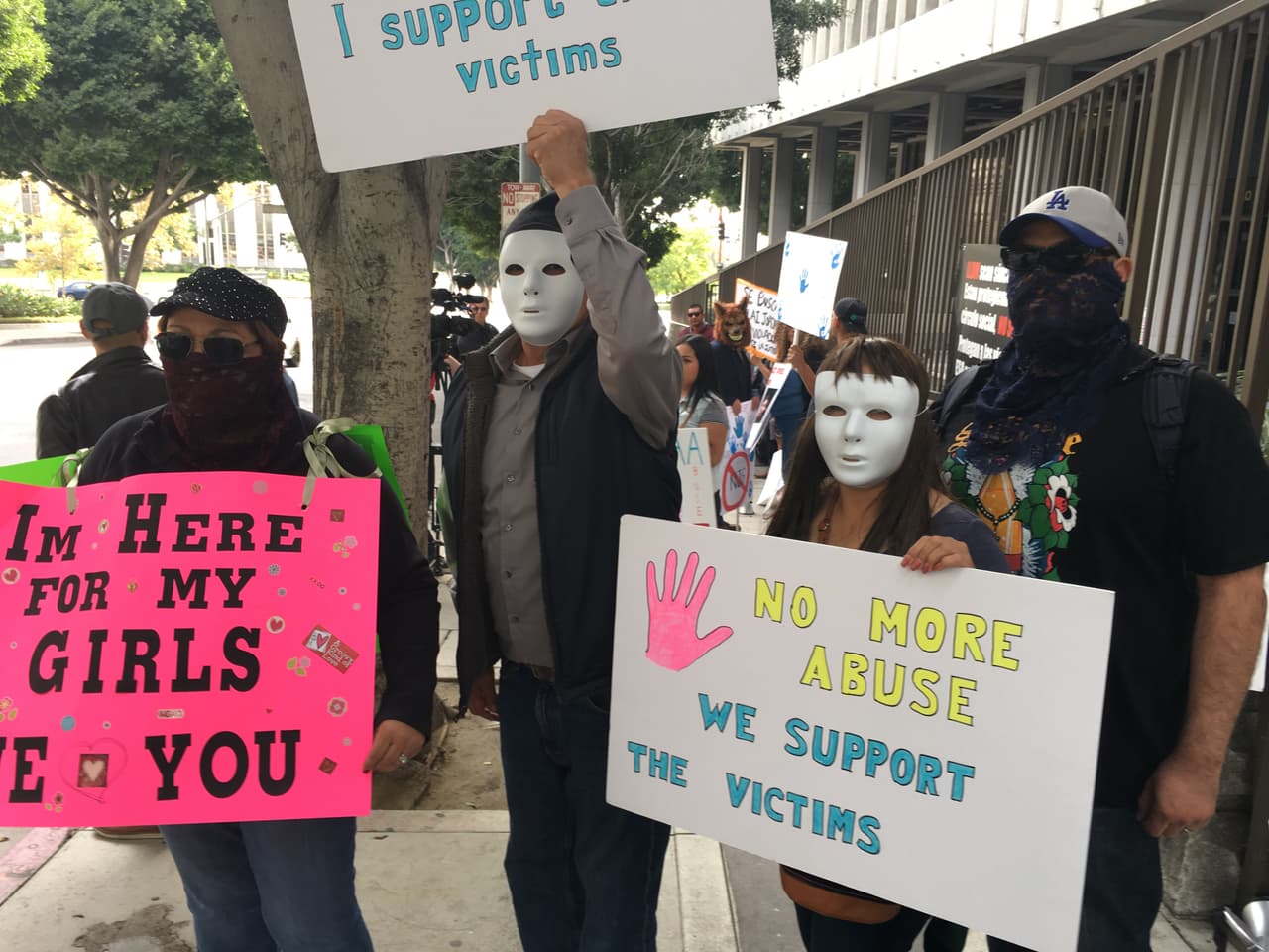 Respondiendo una convocatoria que se lanzó en las redes sociales, decenas de personas expresaron su apoyo a las cuatro presuntas víctimas del líder religioso Naasón Joaquín García, quien está preso desde el 4 de junio por varios cargos de violación sexual, tráfico de personas, pornografía infantil y extorsión.