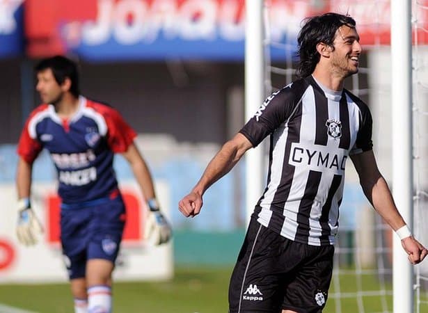 El equipo de Raúl Jiménez, Wolverhampton Wanderers, inspiró al Montevideo Wanderers, que fue creado en 1902, 15 años después del equipo inglés.