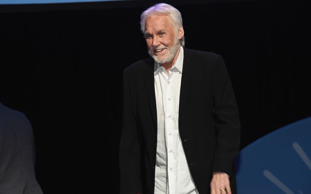 Kenny Rogers, emblemático actor y cantante estadounidense de música country, murió el 20 de marzo a sus 81 años por causas naturales.