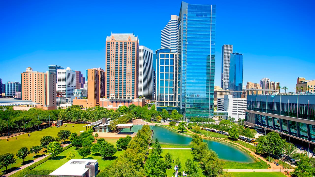 ¿No tienes ningún plan para San Valentín? Esta idea es gratis y te podría funcionar para compartir este 14 de febrero con tu ser querido. Hay un recorrido por el 
<b><a href="https://www.discoverygreen.com/1660849" target="_blank">Urban Bird Walk</a></b> en el que un guía se encarga de mostrarte y descubrir la verdadera vida urbana del centro de 
<a href="https://www.univision.com/local/houston-kxln/">Houston</a>. Recuerda usar zapatos cómodos para caminar. El recorrido comienza en el parque 
<b><a href="https://www.discoverygreen.com/" target="_blank">Discovery Green</a></b>.