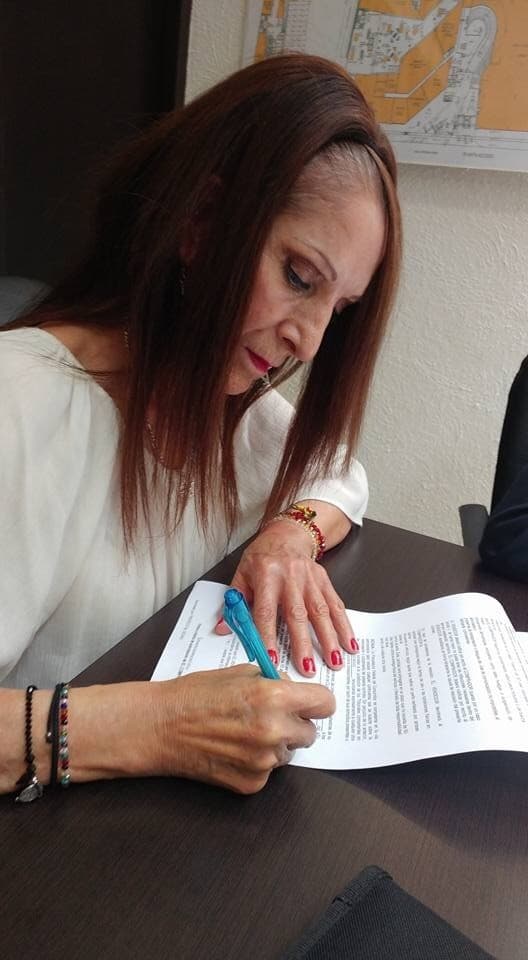 La hermana de Paquita firmó la documentación pertienente para que el carro de lujo, valuado en poco más de 20,000 dólares, quedara a su nombre.