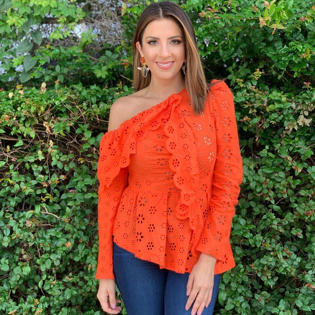 En esta imagen luce un diseño de corte asimétrico y los hombros se llevan los reflectores.