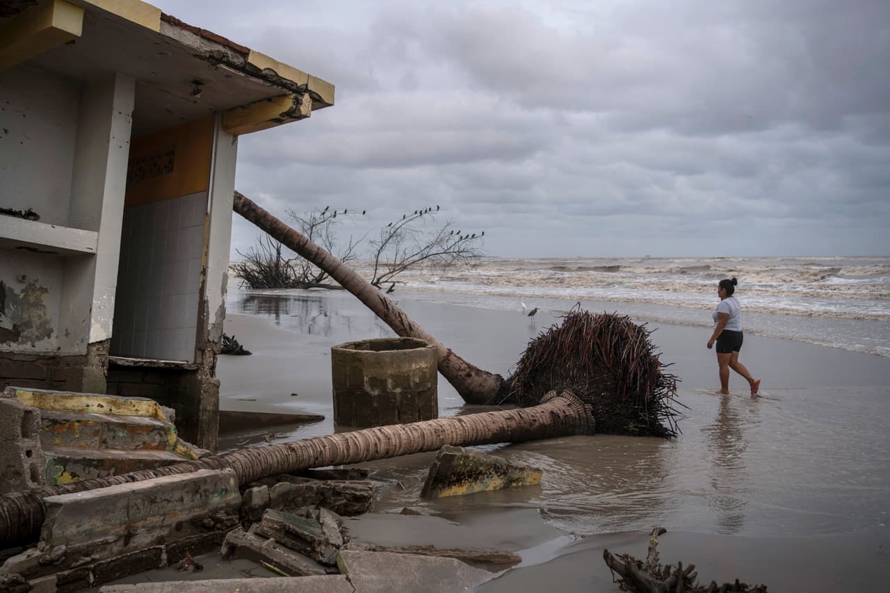 Guadalupe Cobos camina por la costa de su pueblo.