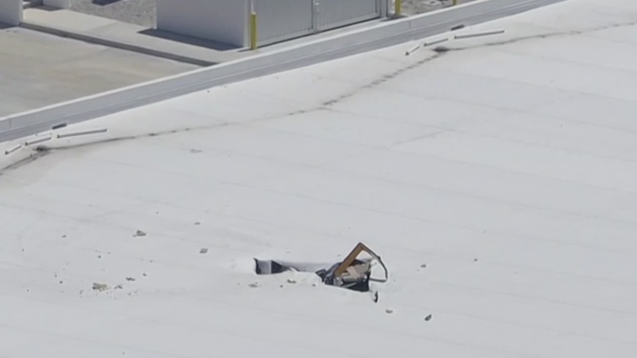 Helicóptero se estrella contra almacén en Boynton Beach; mueren pasajeros