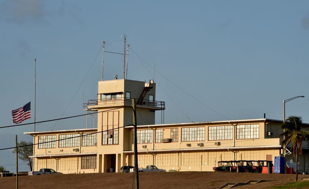 Imagen tomada durante una visita escoltada y revisada por el ejército estadounidense, muestra la antigua sala del tribunal de crímenes de guerra en Camp Justice, en la Base Naval de EEUU en la Bahía de Guantánamo, Cuba, en abril de 2014.