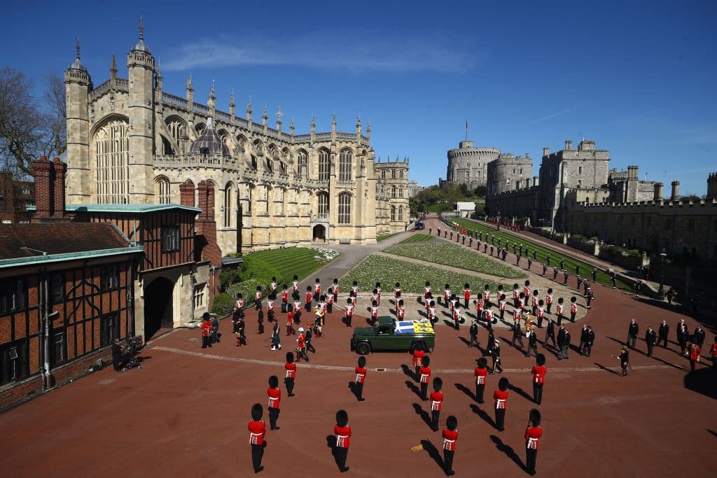Un plano general de la llegada del cortejo a la capilla.