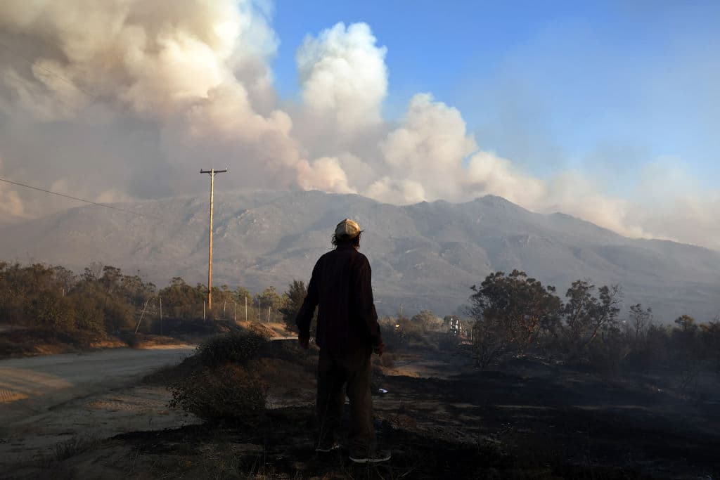 El dueño de una de las propiedades afectadas por el incendio Nixon miraba con impotencia cómo las llamas seguían consumiendo lo que aparecía en su camino.