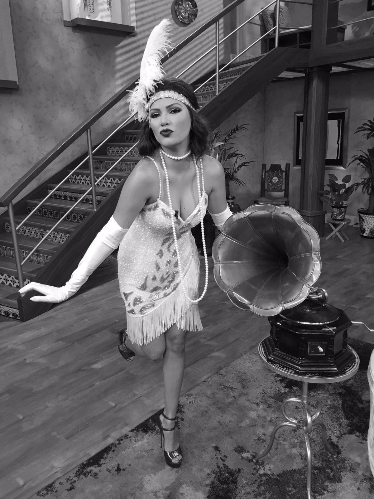 Las plumas, los flecos en los vestidos, los collares de perlas y los guantes, eran accesorios indispensables para las damas de los años 20.