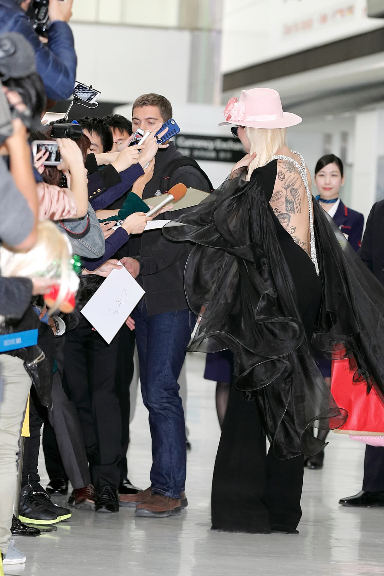 La Gaga de inmediato se detuvo a saludarlos, darles autógrafos y tomarse fotos.