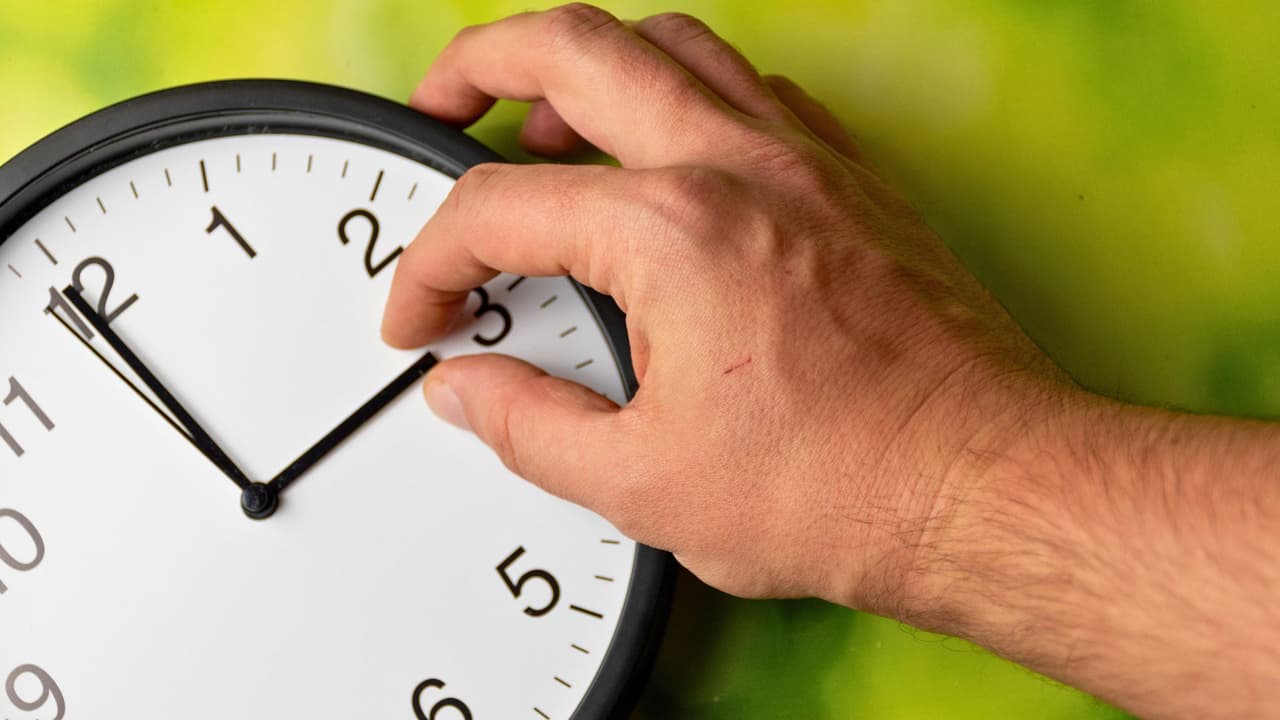 <h3 class="cms-H3-H3">¿Qué podría pasar si la ley es aprobada? </h3>
<br>
<br>Si el proyecto de ley es aprobado por la legislatura de Texas y el Congreso,
<b> el nuevo sistema de horario permanente entraría en vigor el 1 de enero de 2026</b>. Este domingo marcó el 58º año consecutivo en que los residentes de Estados Unidos, con excepción de Arizona y Hawái, adelantan sus relojes una hora. La decisión final está aún en manos de los votantes, pero,
<b> por primera vez, podrían ser quienes decidan si este será el último cambio de hora en el estado.</b>