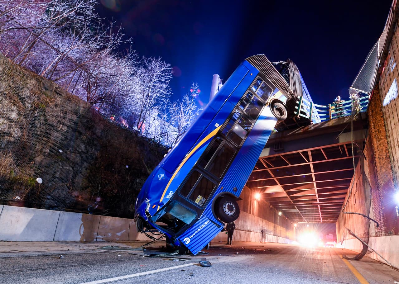 "Evaluamos y tratamos un total de ocho pacientes de este accidente. El autobús cayó aproximadamente 50 pies sobre la carretera de acceso. Los pacientes sufrieron lesiones consistentes con una caída desde una altura tan grande", comunicó el subjefe del Departamento de Bomberos (FDNY) Paul Hopper.