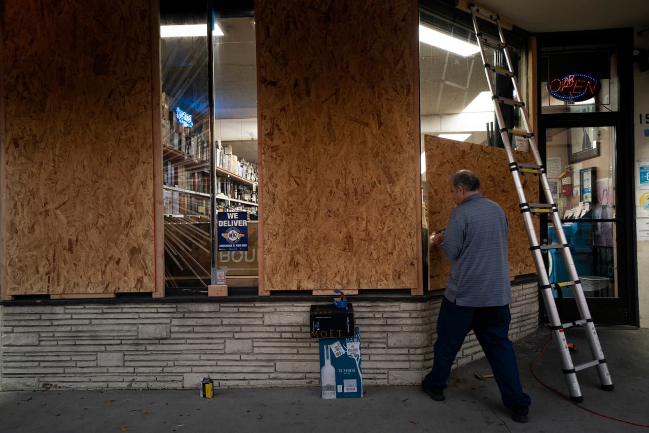 En varias ciudades de California hubo protestas este año por el tema racial y por las medidas de confinamiento derivadas de la pandemia. En la fotografìa una tienda con las ventanas protegidas antes de la elecciones en Beverly Hills, el 31 de octubre.