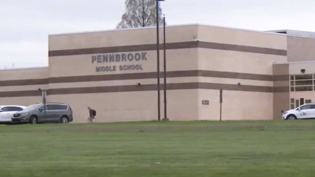 Acusan a estudiante de 13 años de atacar a una compañera con una taza de metal Stanley