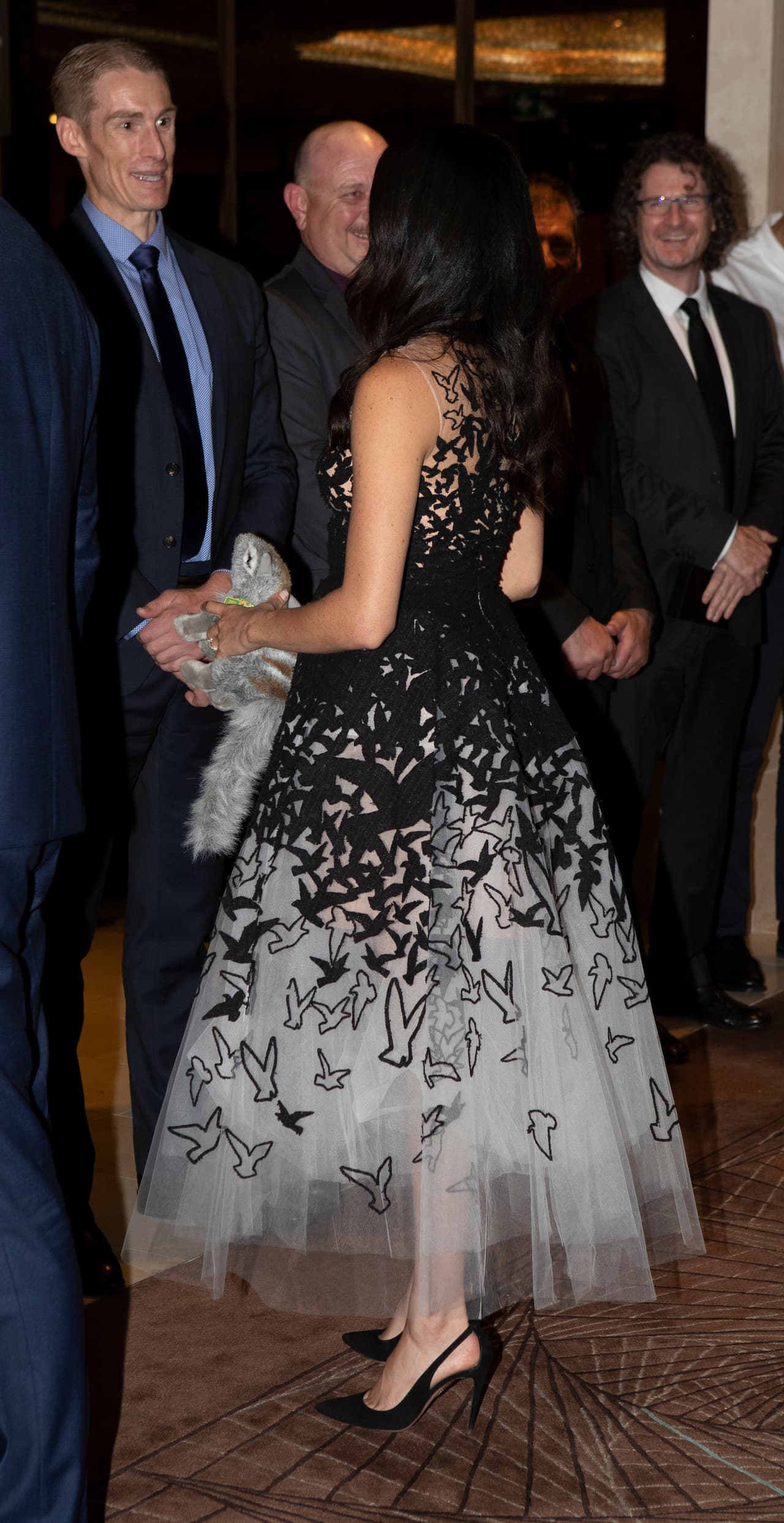 Su look, que parece inspirado en clásicos vestidos de princesas, pertenece a la
<a href="https://www.oscardelarenta.com/stories-category/runway-collections/pre-fall-2018/look-28-17">colección de otoño 2018</a> de Oscar de la Renta.