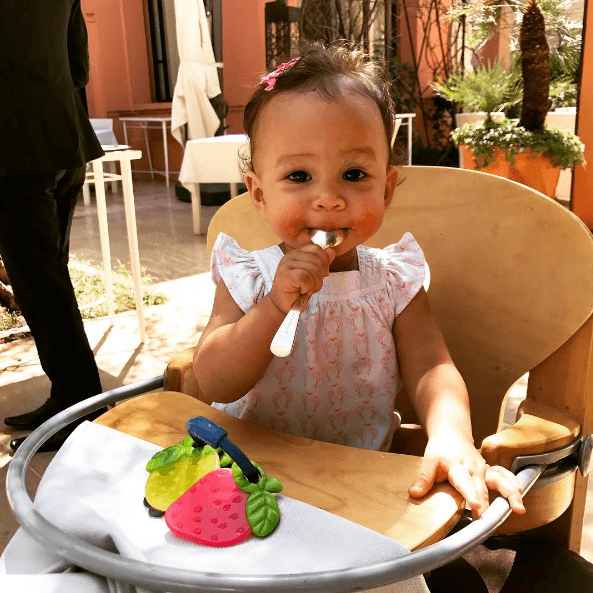 Luna está próxima a cumplir un año de edad y ya es toda una celebridad en las redes sociales de sus famosos padres, John Legend y Chrissy Teigen.