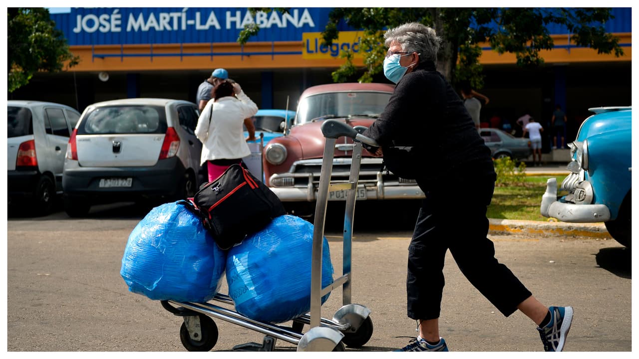 Cubanos podrán llevar 5 celulares y 3 motorinas con nuevas reglas de importaciones