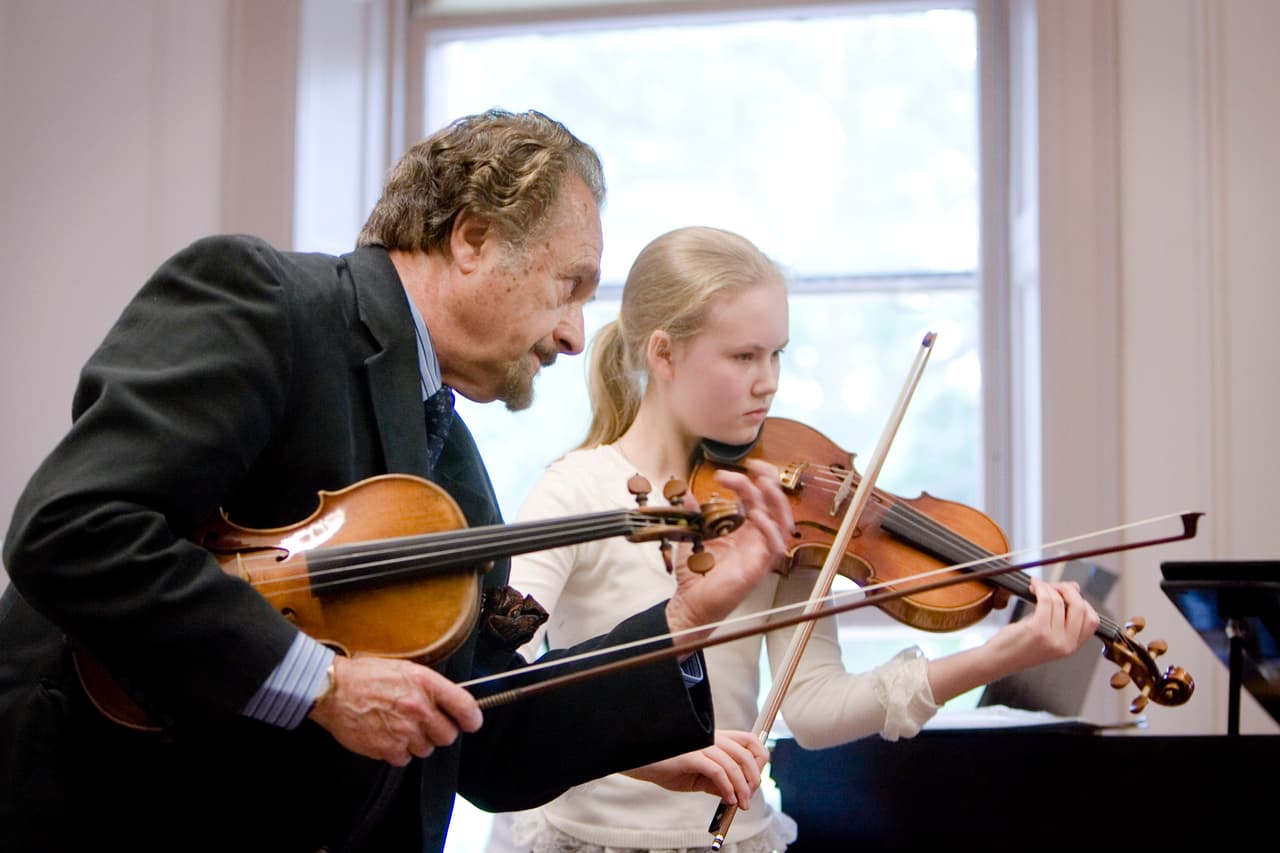 <b>Curtis Institute of Music</b>: Todos los alumnos de este prestigioso conservatorio de música en Filadelfia asisten con una beca completa. Los admitidos no sobrepasan el cupo de una sola orquesta y una compañía de ópera.