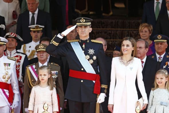 La princesa de Leonor acaba de ser nombrada princesa de Asturias y es la segunda en la línea de sucesión a la corona española.Actualmente estudia en un colegio muy cerca de sus padres, pero al igual que su padre el rey Felipe VI recibirá amplia formación militar y profesional.Sólo tiene ocho años, pero ella sabe su papel y demuestra su formación real en cada evento al que asiste. Toma clases de mandarín, ballet y practicar deporte.
