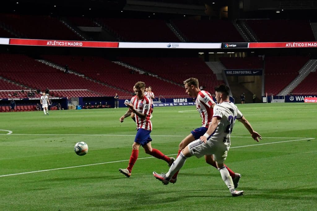 Marcos Llorente realiza su labor defensiva y consigue quedarse con la posición del balón.
