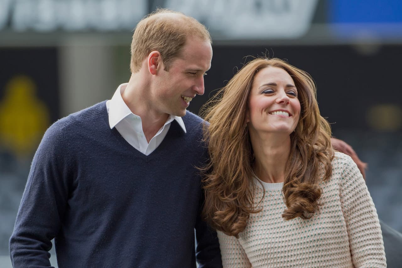 Riéndose, aparentando ser como cualquier pareja del mundo, de los chistes de su esposo el Príncipe William